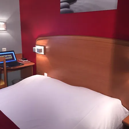 Initial By Balladins Amiens / ホテル ロンゴー